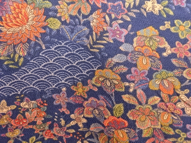  縮緬地　草花に古典柄小紋着物